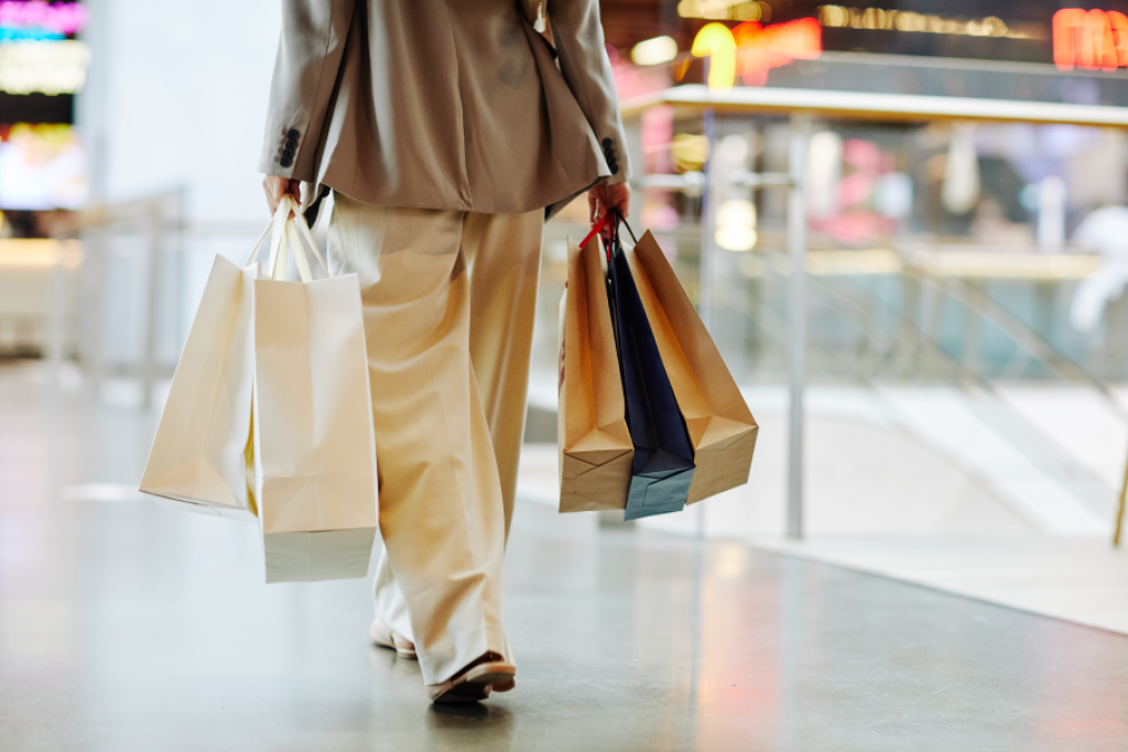 Brasileiros pretendem antecipar compras de Natal