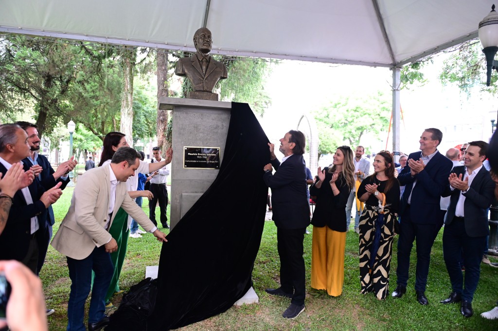 Busto de Maurício Sirotsky Sobrinho é inaugurado em Passo Fundo