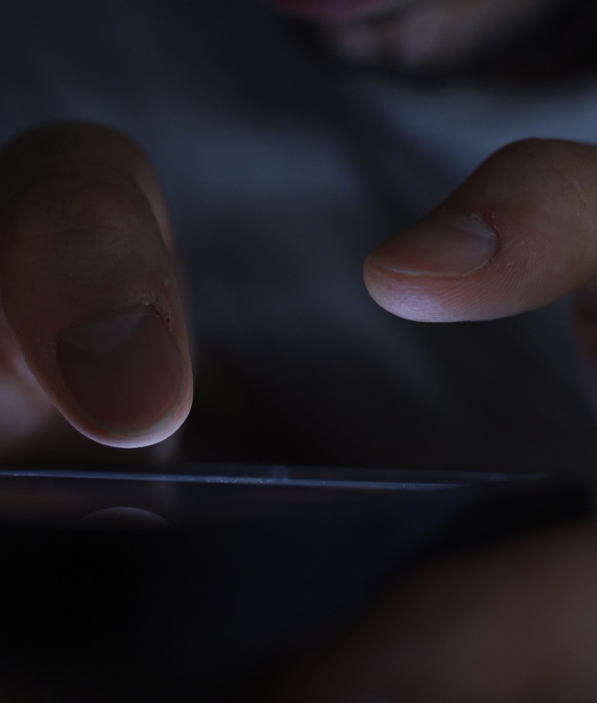 O feed infinito e a busca por pertencimento em 2026: comportamento digital, microcomunidades e o futuro do engajamento