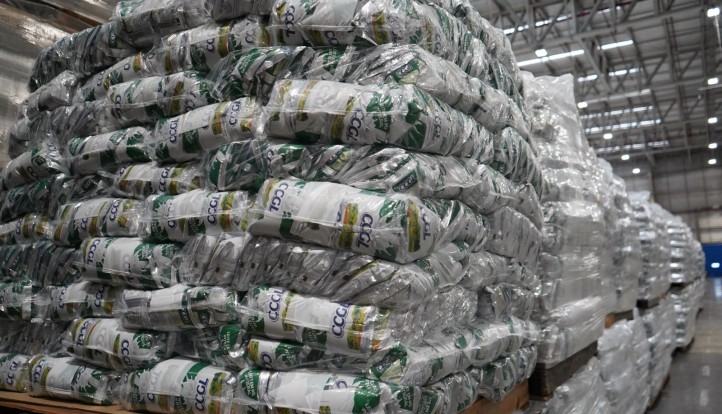 CCGL doa 8 toneladas de leite em pó para vítimas das enchentes no Rio Grande do Sul