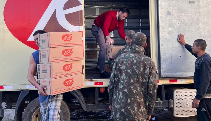 Biscoitos Zezé realiza a logística e transporte de alimentos para famílias atingidas
