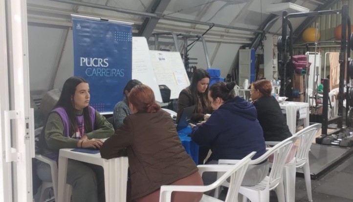 Com o EmpregaTche, a Puc RS conecta pessoas afetadas pelas cheias a oportunidades no mercado de trabalho
