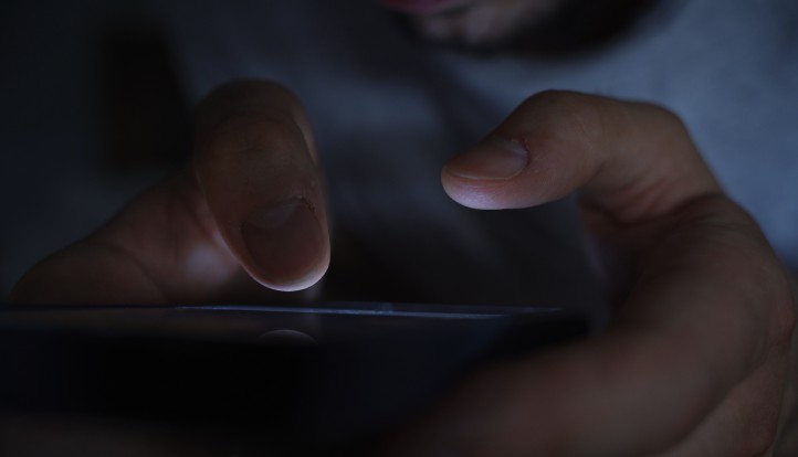 O feed infinito e a busca por pertencimento em 2026: comportamento digital, microcomunidades e o futuro do engajamento
