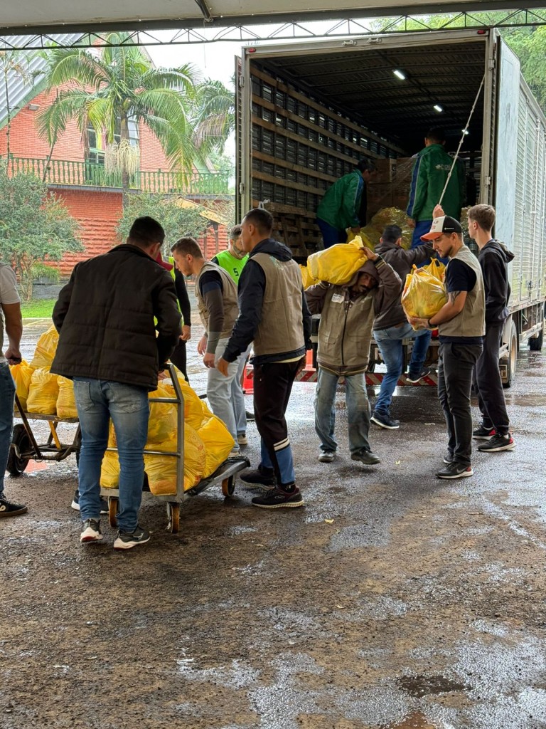 Excelsior Alimentos doa 5 toneladas de produtos para famílias afetadas pelas enchentes