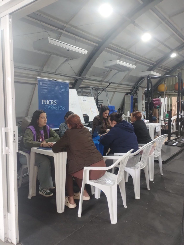 Com o EmpregaTche, a Puc RS conecta pessoas afetadas pelas cheias a oportunidades no mercado de trabalho