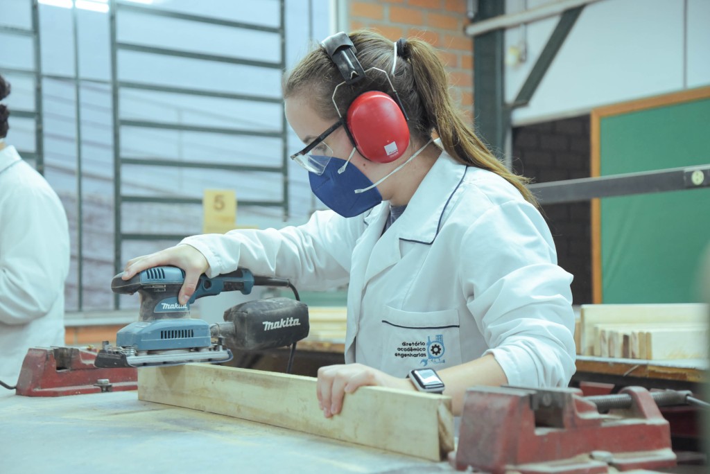 Através do projeto Mobilar, alunos da Feevale fabricam móveis para a reconstrução dos lares das famílias atingidas