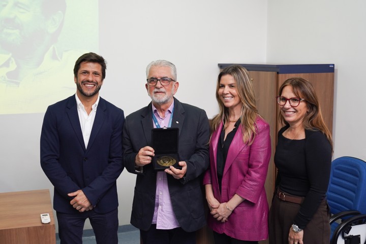 Grupo RBS entrega Medalha Maurício Sirotsky Sobrinho para Associação Protetora do Complexo Hospitalar Astrogildo de Azevedo