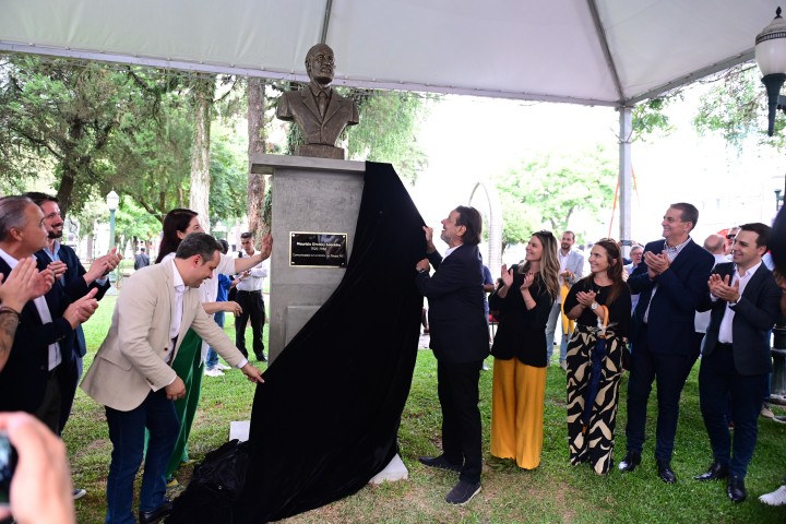 Busto de Maurício Sirotsky Sobrinho é inaugurado em Passo Fundo