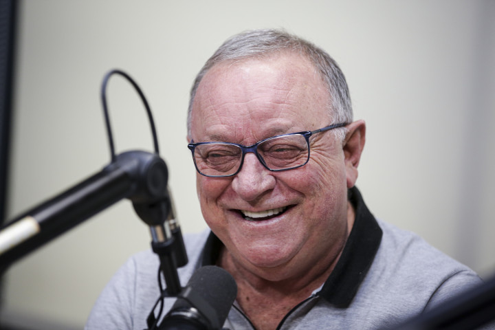 Pedro Ernesto Denardin completa 50 anos da estreia nos microfones do Grupo RBS