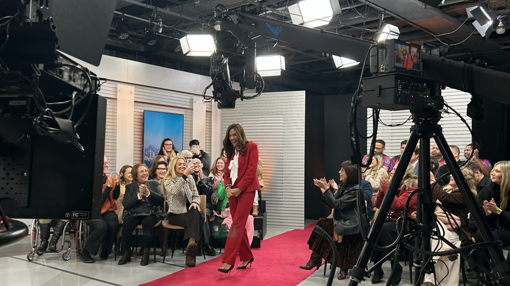 Cristina Ranzolin completa 30 anos à frente do "Jornal do Almoço" e ganha homenagem surpresa ao vivo